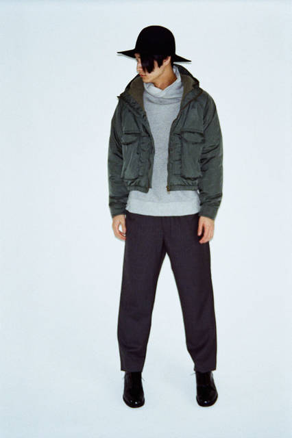<strong>URU｜ウル</strong><br /><strong>2015-16年 秋冬コレクション</strong>　アウター6万2640円、カットソー2万1600円、パンツ2万8080円、ハット2万5920円
