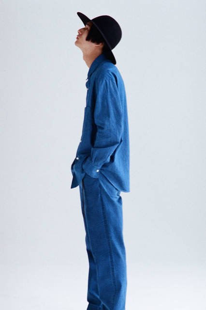 <strong>URU｜ウル</strong><br /><strong>2015-16年 秋冬コレクション</strong>　シャツ2万2680円、パンツ2万8080円、ハット2万5920円