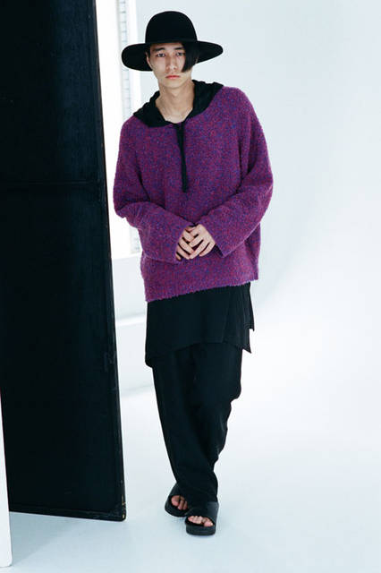 <strong>URU｜ウル</strong><br /><strong>2015-16年 秋冬コレクション</strong>　ニット2万8080円、ポンチョ2万3760円、パンツ2万1600円、ハット2万5920円