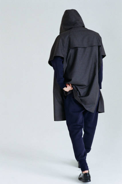 <strong>URU｜ウル</strong><br /><strong>2015-16年 秋冬コレクション</strong>　ポンチョ3万6720円、パーカー2万5920円、パンツ2万1600円、ハット2万5920円