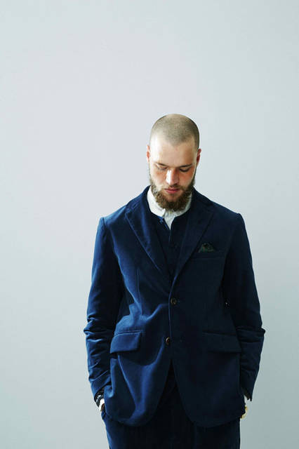 <strong>Enharmonic TAVERN｜エンハーモニック・タヴァーン</strong><br /><strong>2015-16年 秋冬コレクション</strong>　ジャケット4万8600円、ブルゾン2万9160円、シャツ1万9440円、パンツ2万4840円