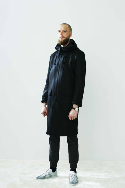 <strong>Enharmonic TAVERN｜エンハーモニック・タヴァーン</strong><br /><strong>2015-16年 秋冬コレクション</strong>　コート9万6120円、パンツ2万4840円