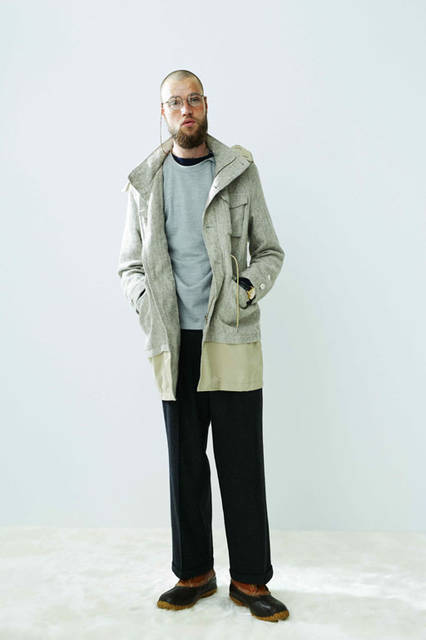 <strong>Enharmonic TAVERN｜エンハーモニック・タヴァーン</strong><br /><strong>2015-16年 秋冬コレクション</strong>　コート5万9400円、ニット1万2960円、ニット1万2960円、パンツ2万7000円