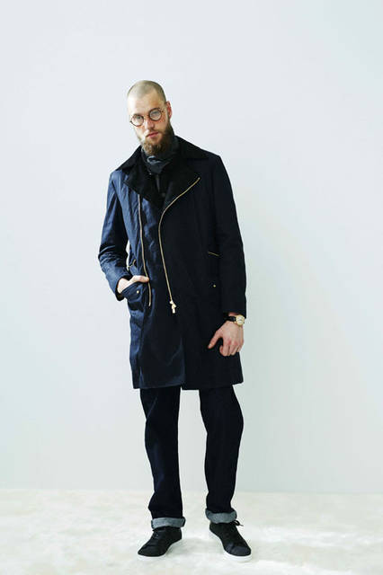 <strong>Enharmonic TAVERN｜エンハーモニック・タヴァーン</strong><br /><strong>2015-16年 秋冬コレクション</strong>　コート7万4520円、ニット1万7280円、シャツ1万8360円、パンツ2万7000円