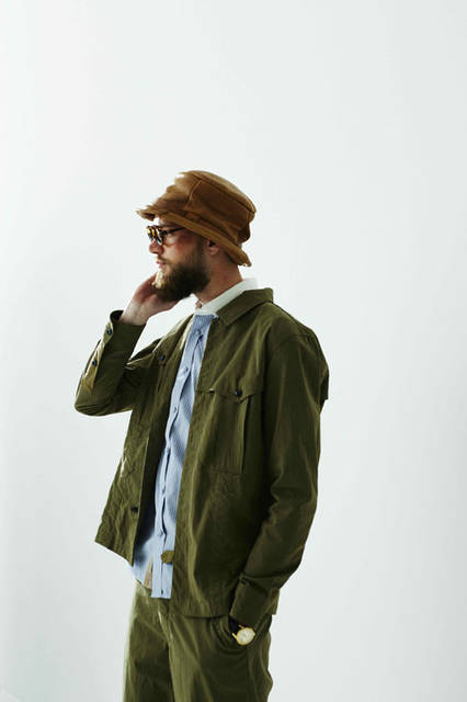 <strong>Enharmonic TAVERN｜エンハーモニック・タヴァーン</strong><br /><strong>2015-16年 秋冬コレクション</strong>　コート7万2360円、ブルゾン2万9160円、ニット1万2960円、パンツ2万4840円