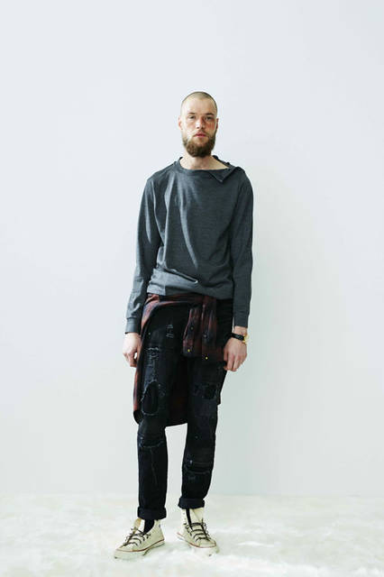 <strong>Enharmonic TAVERN｜エンハーモニック・タヴァーン</strong><br /><strong>2015-16年 秋冬コレクション</strong>　ニット1万2960円、シャツ2万3760円、パンツ3万6720円