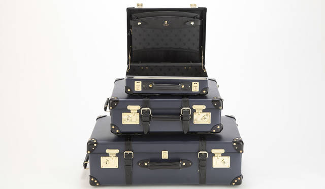 <strong>GLOBE-TROTTER｜グローブ・トロッター</strong><br />「007 スペクター トラベルケース」コレクション　上から、16インチ スリムアタッシェケース 19万4400円、21インチ トロリーケース 28万800円、30インチ エクストラディープスーツケース 34万5600円