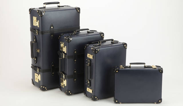 <strong>GLOBE-TROTTER｜グローブ・トロッター</strong><br />「007 スペクター トラベルケース」コレクション　左から、30インチ エクストラディープスーツケース 34万5600円、21インチ トロリーケース 28万800円、18インチ トロリーケース 24万8400円、16インチ スリムアタッシェケース19万4400円