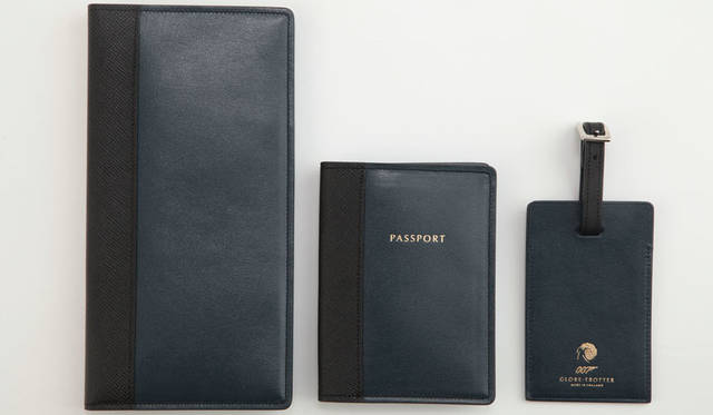 <strong>GLOBE-TROTTER｜グローブ・トロッター</strong><br />「007 スペクター レザー」コレクション　左から、トラベルウォレット 8万1000円、パスポートカバー 3万7800円、ラゲッジタグ 3万2400円