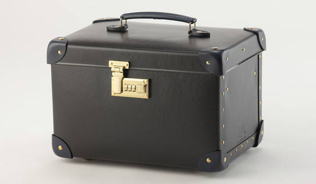 <strong>GLOBE-TROTTER｜グローブ・トロッター</strong><br />「Miss Moneypenny（ミス・マネーペニー）」コレクション　13インチ ヴァニティケース 16万2000円