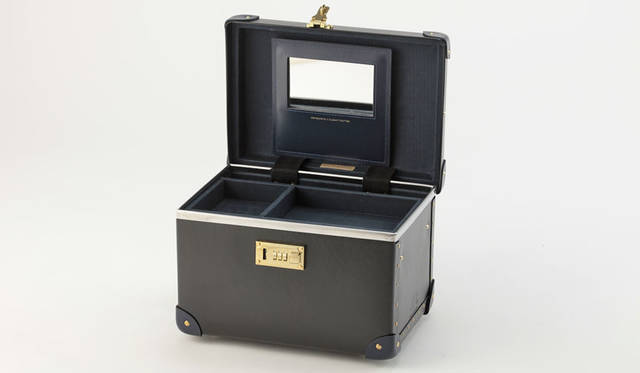 <strong>GLOBE-TROTTER｜グローブ・トロッター</strong><br />「Miss Moneypenny（ミス・マネーペニー）」コレクション　13インチ ヴァニティケース 16万2000円