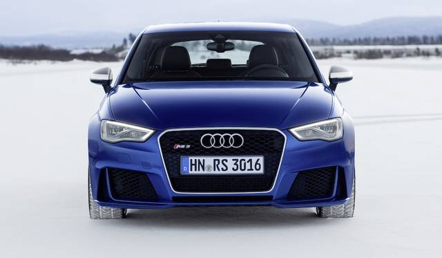 写真のモデルは本国仕様