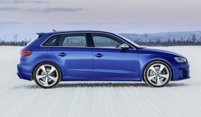 写真のモデルは本国仕様