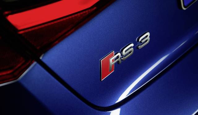 写真のモデルは本国仕様