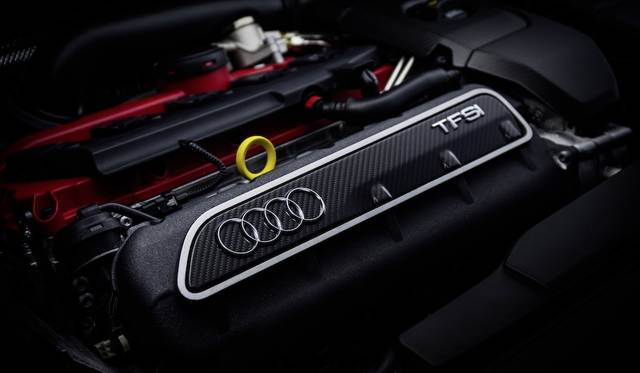 写真のモデルは本国仕様