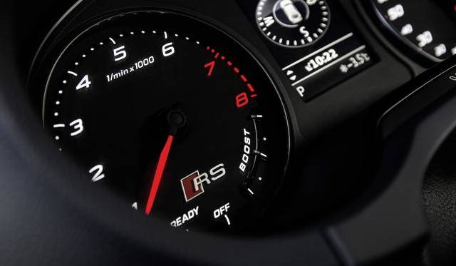 写真のモデルは本国仕様