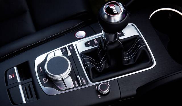 写真のモデルは本国仕様（日本仕様は右ハンドルのみ）