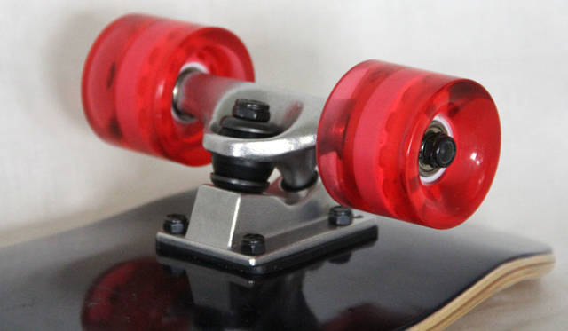 <strong>URBAN RESEARCH｜アーバンリサーチ</strong><br />アーバンリサーチ、ビームス、Yahoo! JAPANの3社共同企画 ポップアップショップ「TOHOKU WITH LOVE」　「URBAN RESEARCH JAPAN MADE×Alexander Lee Chang×FUNADE」スケートボード（コンプリート） 3万2400円