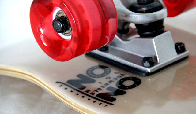 <strong>URBAN RESEARCH｜アーバンリサーチ</strong><br />アーバンリサーチ、ビームス、Yahoo! JAPANの3社共同企画 ポップアップショップ「TOHOKU WITH LOVE」　「URBAN RESEARCH JAPAN MADE×Alexander Lee Chang×FUNADE」スケートボード（コンプリート） 3万2400円