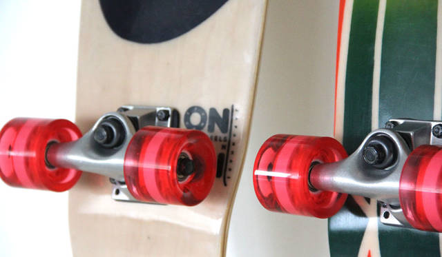 <strong>URBAN RESEARCH｜アーバンリサーチ</strong><br />アーバンリサーチ、ビームス、Yahoo! JAPANの3社共同企画 ポップアップショップ「TOHOKU WITH LOVE」　「URBAN RESEARCH JAPAN MADE×Alexander Lee Chang×FUNADE」スケートボード（コンプリート） 3万2400円