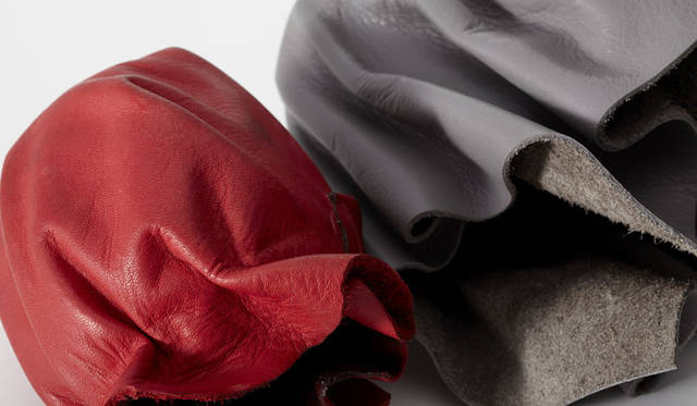 「R-FRP」Designed by kamina&C　 FRPとは通常、ガラス繊維などをプラスチックのなかに入れて強度を向上させた複合材料のことである。一般的にFRPでつくられたモノは強度はある一方で無機質で冷たい表情が画一的な印象を与えがちだ。今回実験したR-FRPは、ガラス繊維以外の繊維状のモノでプラスチックとの複合材料を開発しようという試みである。使う繊維のテクスチャーを生かすために、繊維素材をプラスチックのなかに封入せず、まるで何も加工されていない素の状態のように表情を保つことを目指した