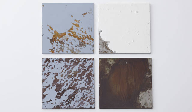 「Inside←→Outside」 Designed by Kentaro Kudo　ひとは素材に触れるとき、モノの外側を見ているのか、内側を感じているのか。今回の実験では、すでにさまざまな表面的アプローチがなされている焼付塗装を対象に“外側”の塗料ではなく“内側”の鋼板に働きかけ、その内なる影響を外にも伝えることで、そこに現れてくる思いもよらない素材の表情と現象を探っている