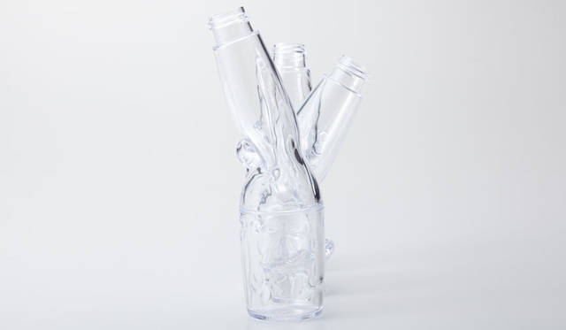 「mold」 Designed by Yoh Komiyama　「たったひとつだけのものを、量産する」というプロダクトデザイナー小宮山洋氏の考え方を、金型職人の室島満氏がカタチにしていく「mold」というリサーチプロジェクトは、「Experimental Creations」をきっかけにして2014年からスタート。射出成型によってできたおなじ形状のアクリル樹脂製のボトルが熱をもった状態のまま、天井から地面に「落とす」ことで生まれる偶発的なカタチを「Gravity」と、空気を入れて「膨らませる」ことでできるカタチを「Air」と名づけた