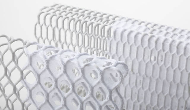 「動の和紙 WASHI do」 Designed by STUDIO BYCOLOR　和紙とは、職人の長年の技術によって均一に漉（す）かれてこそ良さが伝わるもの。「動の和紙 WASHI do」は、和紙を製作する過程はそのままに漉く道具を変えることで、今まで「静」であった和紙に「動き」をもたせた。型にきちんと収まるのではなく、エキスパンドメタルのさまざまな形状に沿って絡みあい離れそして繋がり、まるで和紙を構成する繊維それぞれが異なる方向に歩きはじめたようにランダムなテクスチャーが浮かび上がった。平面のほか、立体的に組み漉いたり、錆びさせたり、染色を加えた実験を通して和紙の可能性の拡がりを感じている