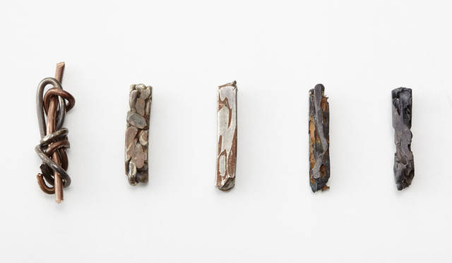 「DISSOLVE」Designed by Dan Tomimatsu　金属と金属を混ぜ合わせる手工芸技術と、銅を腐食することで表面を加工するエッチング技術にも使われている技法を組み合わせることで、いまだかつてないテクスチャーを有した金属素材をつくり出す試み。マーブリングによって生まれる美しい金属のテクスチャーを、より際立たせて浮き彫りにすることに成功している