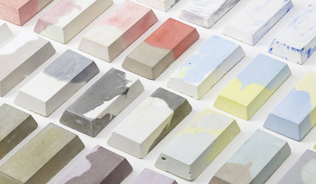 「Concretone」Designed by Kazuhiko Hayakawa　地球上で見られる石には大理石のようなマーブル柄や層になった模様など、多種多様な色や柄が存在する。それらは長い年月と偶然のなかでさまざまな粒子の集合によって出来上がったものだ。日常で当たり前のように目にするコンクリートもまた、石のように粒子の集合によって形となっている。コンクリートに鉱物の粒子である顔料を混ぜ合わせ、それぞれ同時に流し込むことによってあらわれる色と偶然の境界がさまざまなパターンを生み出し、コンクリートにあらたな表情を与えている