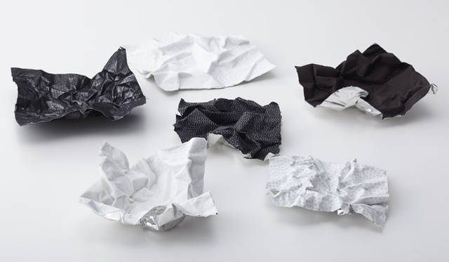 「cALoth」Designed by Yu Matsuda　cAlothは、アルミ箔と布素材を貼り合わせてできた「形状を記憶する布」であり「破れないアルミ箔」ともいえるあたらしい素材。手でぐにゃぐにゃと自由に変形ができるため、使用者の創造性をかき立てる余地をもつ。表面に貼りつけられたメッシュや不織布により、アルミ箔の金属光沢がやわらかく透過することで独特のテクスチャーが現れる。誰もがその特性を感覚として共有できている、極めて日常的な素材同士が「もちつもたれつ」の関係を築き、あたらしい特性を獲得した