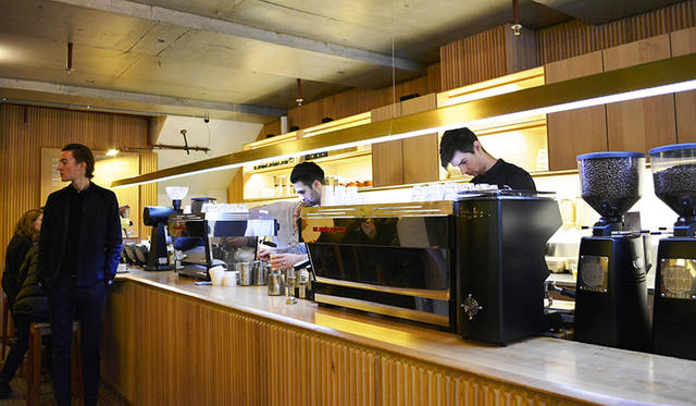 クールな印象のバリスタたちが、真剣な表情でオーダーのコーヒーを淹れていく