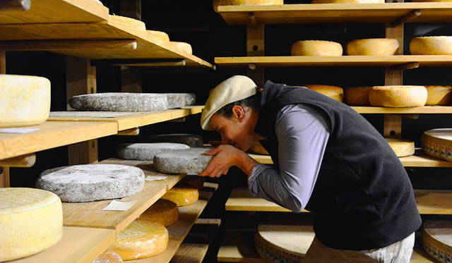 自分の子どものようにチーズを育て、熟成させるチーズマスターのヴィクター・プロシネット氏