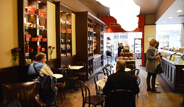 常に客が絶えない店内。甘いモノ好きは世界共通だ