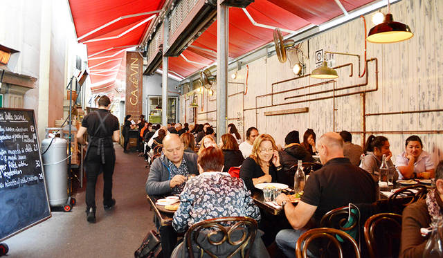 中央郵便局とデパート「Mayers」のあいだにあるレーンウェイには、勢いのあるトラットリアなどがひしめく