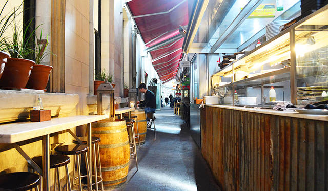 ランチタイム、あるいは金曜の夜などは大混雑。そのシズル感もまたレーンウェイでの醍醐味だ