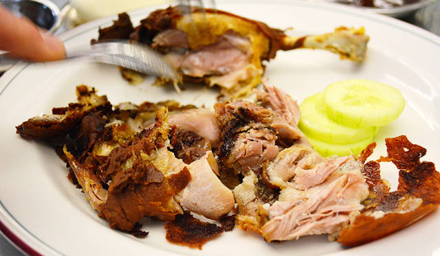 スタッフが鮮やかな手つきでダックをほぐしていく。このままでも食べたいほどだ