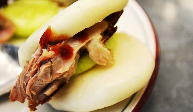 ジューシーな肉にかぶりつく喜び。中華風バンズも柔らかくこれがダックとすこぶる合う