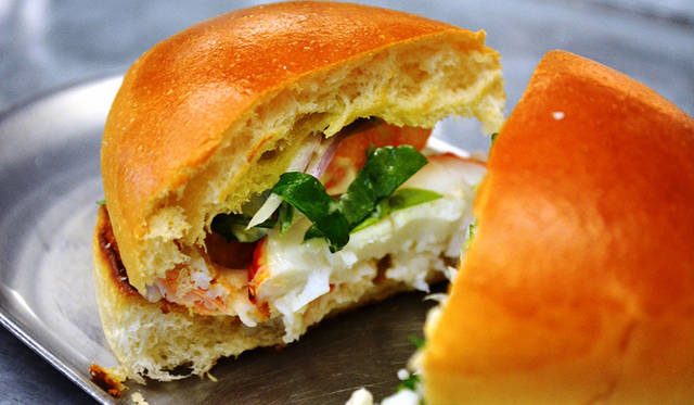 もうひとつの人気メニューが「New England lobster roll」。軽くトーストしたパンとマヨネーズで安定のおいしさ