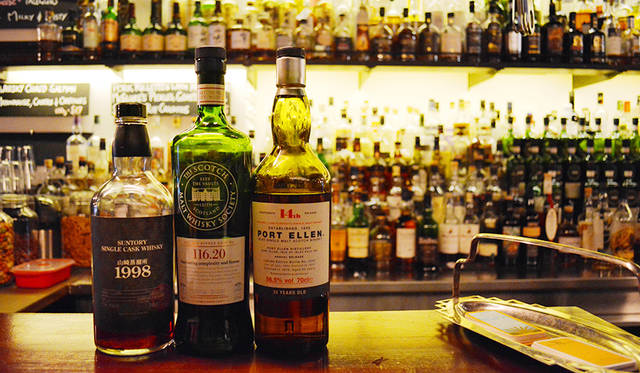 マニア推薦のレアなコレクションも多い。バックバーに並ぶボトルが圧巻