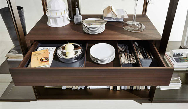 「KRISTAL（クリスタル）」ダイニングには、カトラリーやテーブルウェアを収納するドロワーを