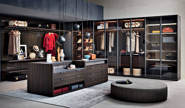 「GLISS MASTER（グリスマスター）」 Design：M.D.T.,Vincent Van Duysen（ヴィンセント・ヴァン・ドゥイセン）　モルテーニのワードローブシステム「GLISS」シリーズ　左／「GLISS WALK-IN」177万3360円、右／「GLISS MASTER」463万9680円、手前／「GLISS MASTER」184万2480円
