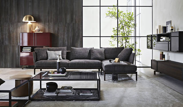 「CHELSEA（チェルシー）」 Design：Rodolfo Dordoni（ロドルフォ・ドルドーニ）　2014年に発表の古典的なベルジェールチェア（安楽椅子）の心地よさを追求したチェアシリーズ「CHELSEA」に、ソファ、ローバックラウンジチェア、オットマンの3つのリビングアイテムが追加。ソファ202万680円～、ローバックラウンジチェア46万2240円～、オットマン24万3000円～