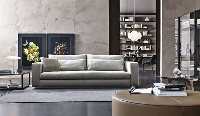 「REVERSI XL（リベルシXL）」 Design： Studio Hannes Wettstein（スタジオ・ハンス・ウェッツスタイン）　2004年発表の「REVERSI」をもとに、時代性が反映され機能性とデザイン性をあわせもった2014年発表のソファ「REVERSI ʼ14」につづいて、奥⾏が14cm深い112cmで構成されたボリュームのあるニューモデル「REVERSI XL」が追加。ソファ143万5320円