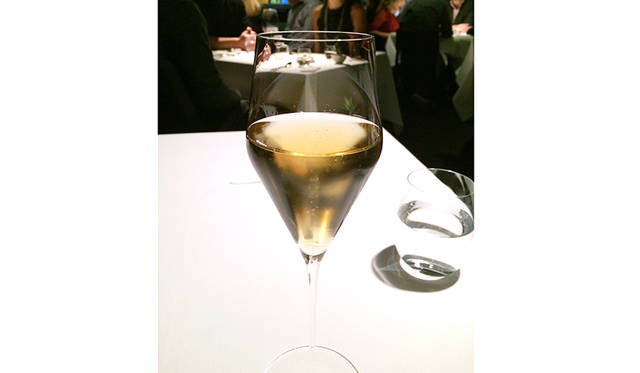 1996年のビンテージでスタート。前菜はこれに合わせる