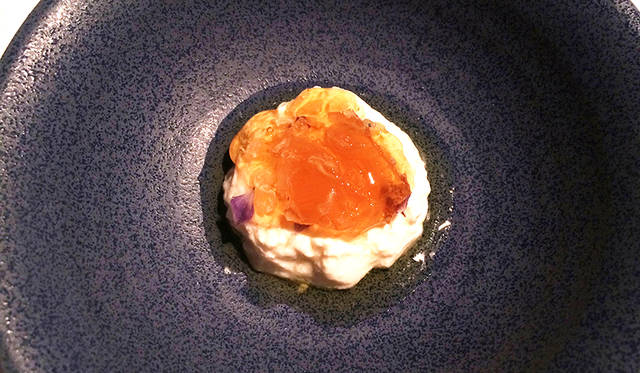 「Curd and Local Honeycomb」。豆腐のようななめらかな舌触りとハニーコムの甘味のマッチング。熟成感のあるスパークリングと最高に合う