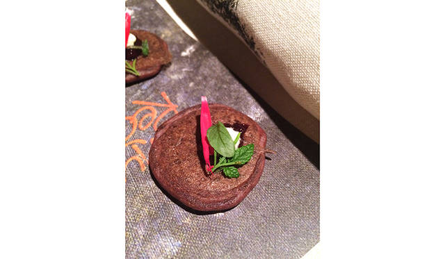 ワラビーの血を加えたパイクレット（ミニパンケーキ）。パイクレットはシェフ、ベン・シューリーの故郷、ニュージーランドでもよく作られる家庭の味