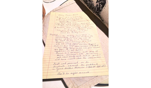 パイクレットとともにわたされるのは、手書きのレシピ。「ワラビーはクルマのボンネットや道路の脇で死んでいるのではなく、正規の業者から仕入れること」などジョーク交じりが愉快