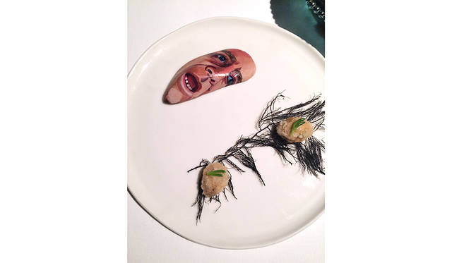 テーブルに出てきたときはギョッとする。マッスル（ムール貝）のフリット。貝殻のペイントがなんともシュール