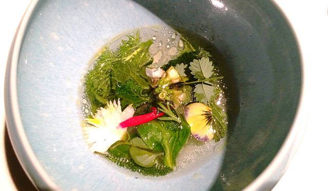 オーガニック菜園で収穫されたハーブを使った清涼感あるブロス。口中をリンスするような役割か